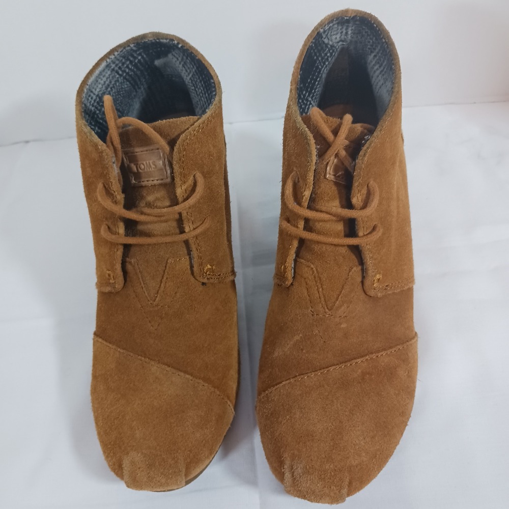 TOMS Desert Wedge Booties Womens Size 8 Tan Suede Excellent Lace Up Ankle Boots